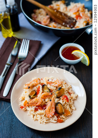 stir fried rice noodles with prawns and mussels stir fried rice noodles with prawns and mussels 12994903