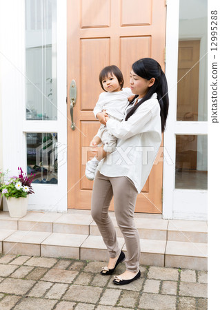 父母在入口處放鬆 12995288