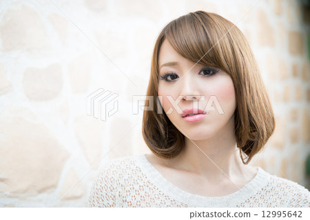 一位年輕的女士，頭髮 12995642