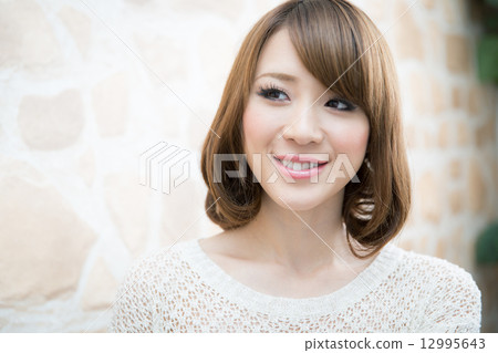 一位年輕的女士，頭髮 12995643