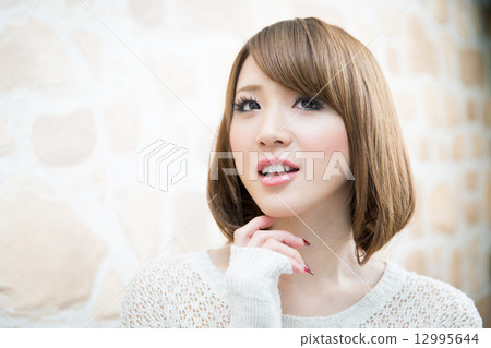 一位年輕的女士，頭髮 12995644