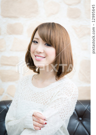 一位年輕的女士,頭髮 一位年輕的女士,頭髮 12995645