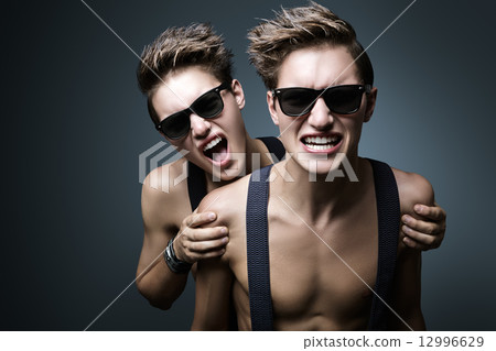 Two screaming guy 12996629