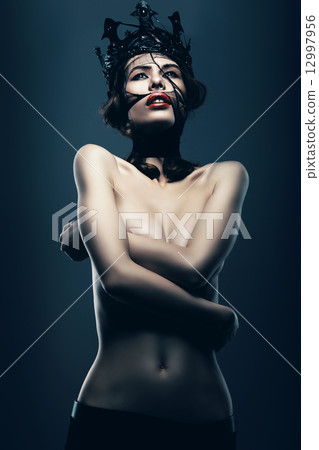 passion queen in black crown 12997956