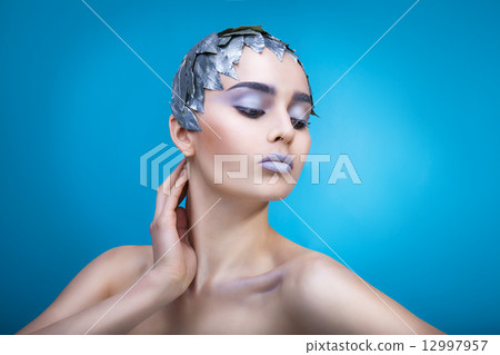 woman in a hat of leaves 12997957