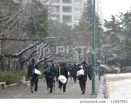 考生前往考場 12997981