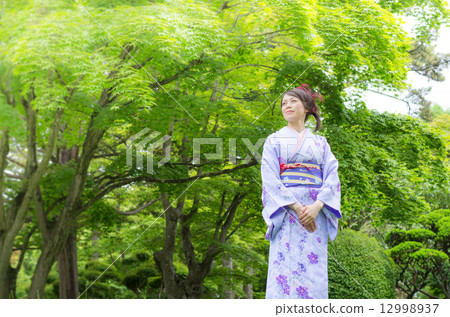 和服婦女和新鮮的綠色 12998937