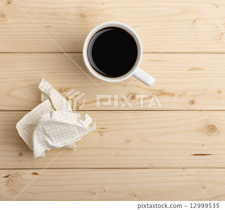 cup of coffee and crumpled paper 12999535