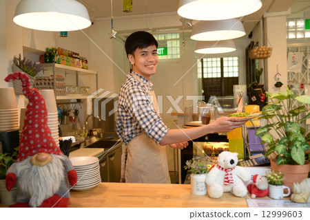 Cafe staff at the cashier 12999603