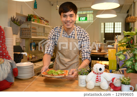 Cafe staff at the cashier 12999605