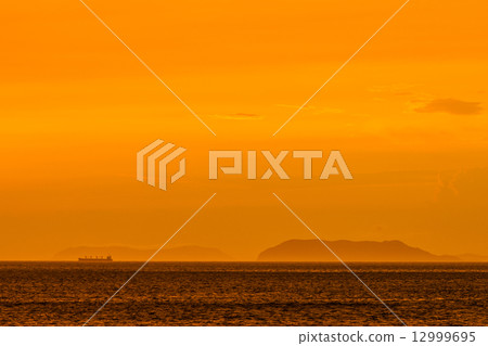 日落的貨船 12999695