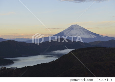 Lake Ashinoko and Mt. Fuji in the fog 13003103