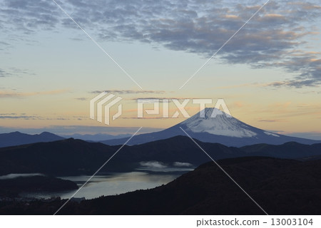Lake Ashinoko and Mt. Fuji in the fog 13003104