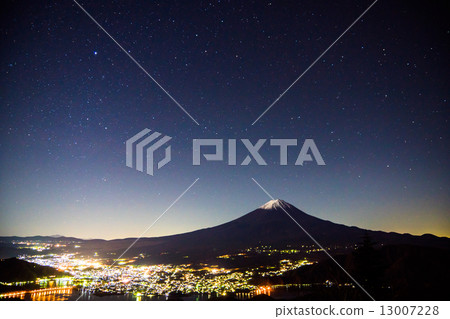 富士山在繁星滿天的夜晚 13007228
