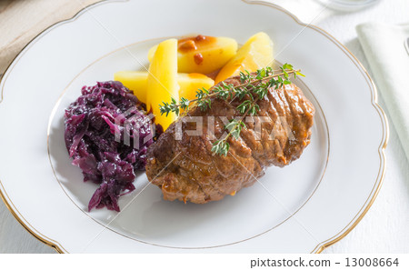 Roulade of beef with potatoes and red cabbage 13008664