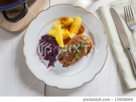 Roulade of beef with potatoes and red cabbage 13008669