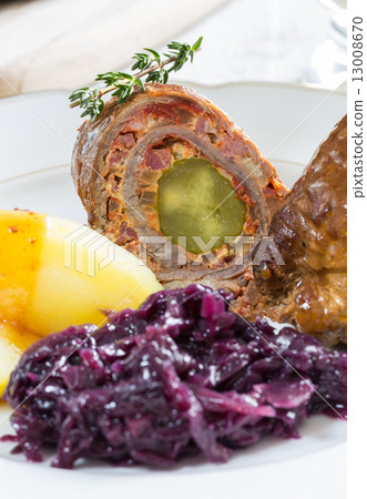 Roulade of beef with potatoes and red cabbage 13008670