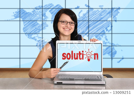 smilling woman 13009251