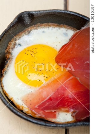 egg sunny side up with italian speck ham 13010197