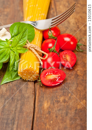 Italian spaghetti pasta tomato and basil Italian spaghetti pasta tomato and basil 13010615