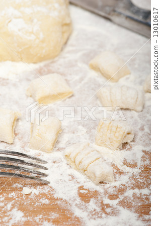 making fresh Italian potato gnocchi 13010617