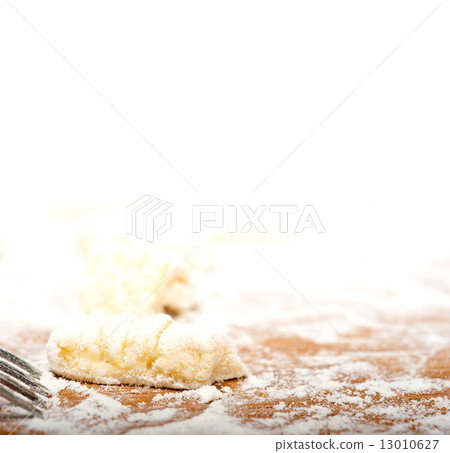 making fresh Italian potato gnocchi 13010627