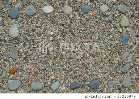 Frame made from beach pebbles 13010979