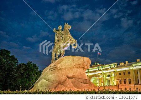 Bronze horsman - statue of Peter the Great in St. Petersburg 13011573