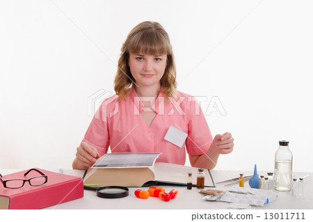 Pharmacy student read the medication guide Pharmacy student read the medication guide 13011711