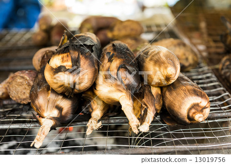 Grill corn by place on a rack and grill on charcoal grills 13019756