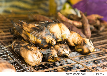 Grill corn by place on a rack and grill on charcoal grills 13019757