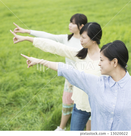 Three women pointing at the meadow 13020022