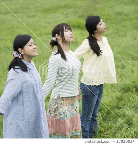 三個女人在草地上深呼吸 三個女人在草地上深呼吸 13020034
