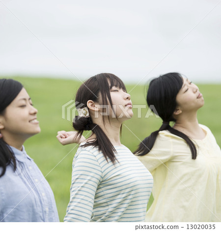三個女人在草地上深呼吸 三個女人在草地上深呼吸 13020035