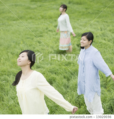 三個女人在草地上深呼吸 13020036