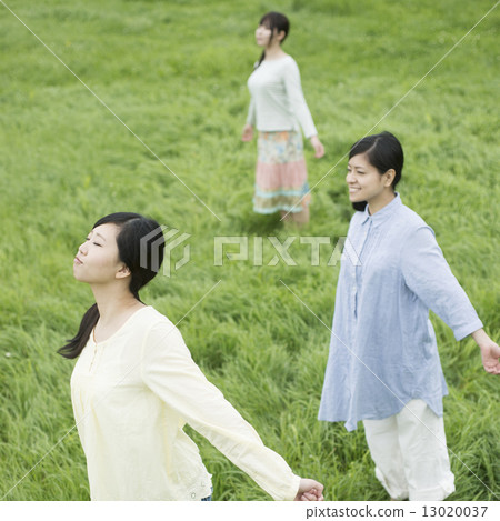 三個女人在草地上深呼吸 三個女人在草地上深呼吸 13020037