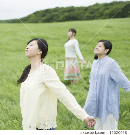 三個女人在草地上深呼吸 三個女人在草地上深呼吸 13020038
