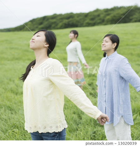三個女人在草地上深呼吸 三個女人在草地上深呼吸 13020039