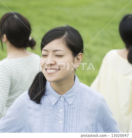 三個女人閉上眼睛在草地上 三個女人閉上眼睛在草地上 13020047