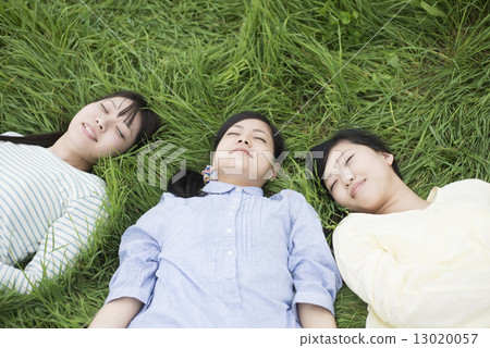 躺下在草甸的三名婦女 13020057