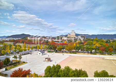 2014年秋天，從鷹姬路屋頂看到的姬路城堡 13020614