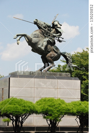 The horse statue of "Mogami Yoshimitsu" (Kasagi Park / Yamagata Town, Yamagata Prefecture) 13020852