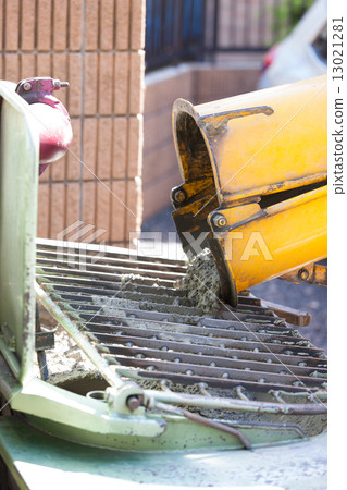 混凝土泵車放置未加工的混凝土 混凝土泵車放置未加工的混凝土 13021281