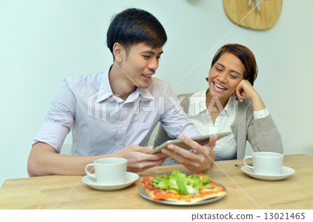 Asian , Young Couple , Cafe 13021465