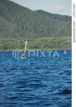 Wind surfing (Lake Motosu / Fujikawaguchiko-machi, Minamitsuru-gun, Yamanashi Prefecture · Minobi-gun, Mobi-cho) 13021564