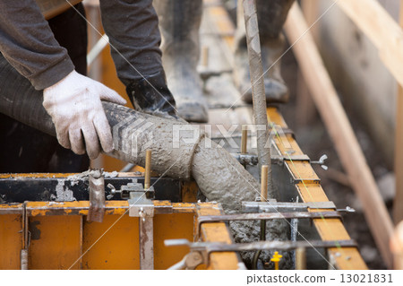 混凝土放置在住房的原始基礎施工框架 混凝土放置在住房的原始基礎施工框架 13021831