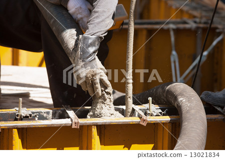 混凝土放置在住房的原始基礎施工框架 13021834