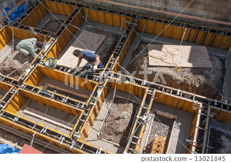 混凝土放置在住房的原始基礎施工框架 13021845