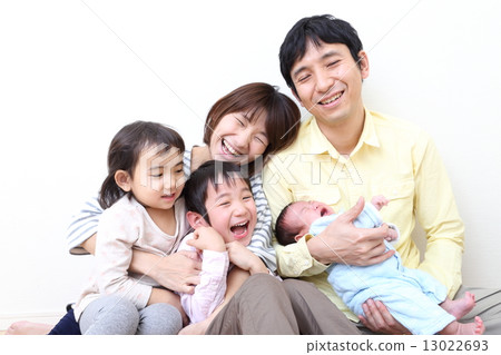 Five families (5 years old, 4 years old, 3 brothers of 1 month old) Five families (5 years old, 4 years old, 3 brothers of 1 month old) 13022693