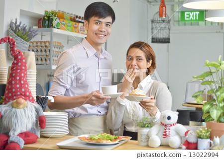 Asian , Young Couple , Cafe 13022994